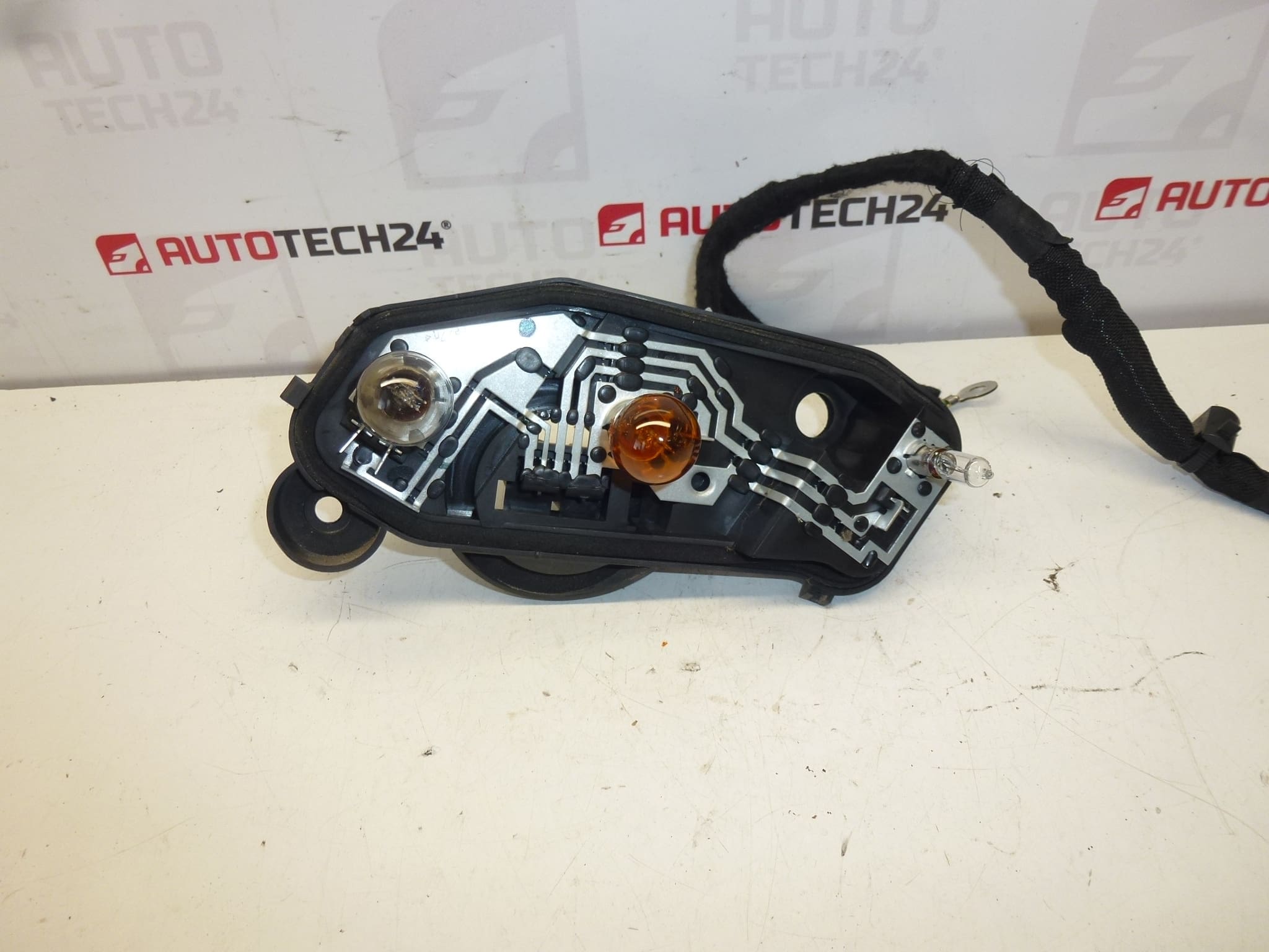 Uttag för höger bakljus exteriör Citroën C5 X7 sedan 6350EW